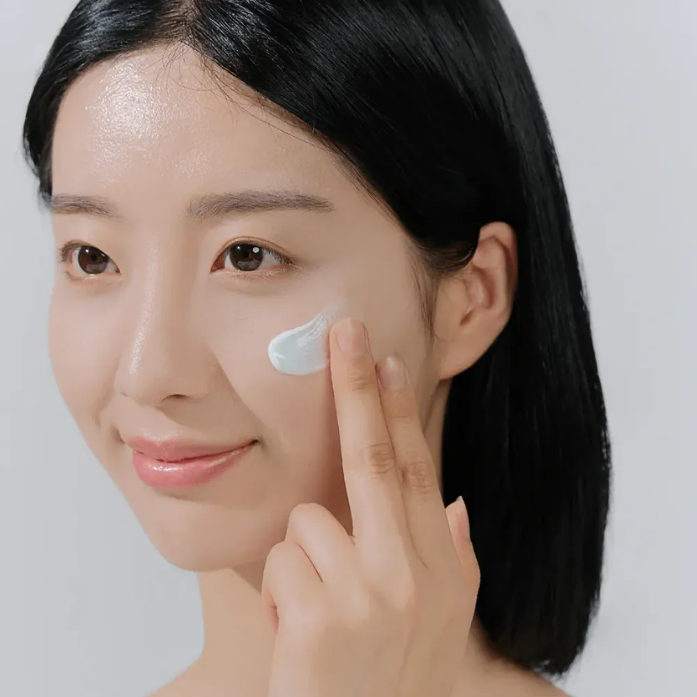 SKIN1004 Madagascar Centella Hyalu-Cica Water-Fit Sun Serum SPF50  PA    
